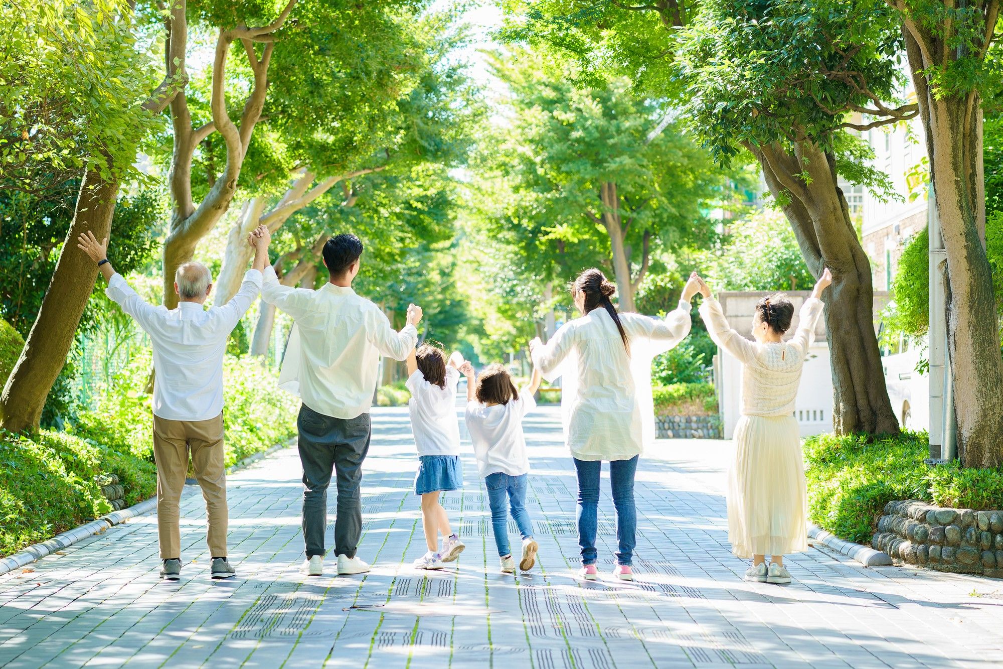 全家三代在林蔭步道上一起散步